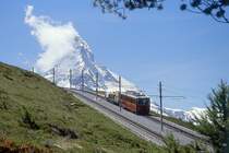 MGB GGB - G�terzug 243b von Zermatt nach Gornergrat am 29.06.2007 oberhalb Riffelalp mit MGB R 2764 - Bhe 4/4 3061 - Hinweis: Blick Matterhorn
