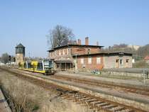 Nebra 31.03.2004 zwei VT 3. legen einen kurzen Halt in Nebra ein. Der Lokf�hrer trinkt gem�tlich beim Fdl einen Kaffee und der Gegenzug wird auch bald kommen...