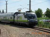 Eine CAT-Garnitur (City Airport Train) f�hrt am 4.8.2008, vom Flughafen Wien-Schwechat kommend, in den Bahnhof Schwechat ein.