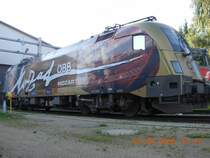 Geburtstags�berraschung auf dem Bahnhof Gm�nd im Waldviertel: als ich auf die Ankunft der Kroatien-Lok wartete, entdeckte ich vollkommen �berraschend sozusagen im letzten Winkel des �sterreichischen Eisenbahnnetzes, einen Kilometer von der tschechischen Grenze entfernt, die Mozart-Lok. Leider befinden sich die Folien zum Teil in einem erb�rmlichen Zustand, soda� wohl in K�rze mit dem Aus f�r diese (nach meiner Ansicht) sch�nste �BB-Lokomotive zu rechnen ist; wer das Fahrzeug noch nicht oder noch einmal sehen m�chte, sollte sich sputen (3.8.2008).