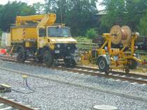 Zweiwege-Unimog mit Anh�nger im Hbf Magdeburg am03.08.08