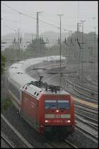 101 038-8 erreichte am Nachmittag des 4.08.2008 mit ihrem IC von N�rnberg nach Karlsruhe bei str�mendem Regen den Bahnhof Aalen.