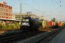 Die schon schwarze ES64 U2-067 am 21.06.08 mit ihrer noch gelben Schwester am Heimeranplatz