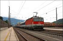 Die im super Pflegezustand befindliche Bludenzer 1044 108 (9181 1044 108-9) bringt eine RoLa vom Terminal Brennersee nach W�rgl.
