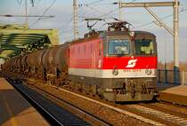 Im sch�nsten Abendlicht �berquert 1044 024 die Donaubr�cke Richtung Zentralverschiebebahnhof. Das Foto ist am 27.02.2008, in der Haltestelle Wien Praterkai entstanden.