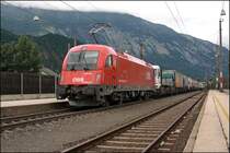 Die Innsbrucker 1216 023 (E190 023) rollt am Zugschluss einer RoLa dem Ziel W�rgl entgegen. (04.07.2008)
