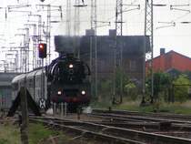 03 1010 am 02.08.2008 bei der Ausfahrt aus dem Bf Stralsund, hier am Abzg. Srg