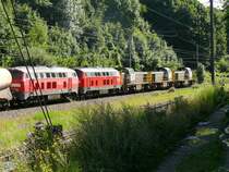 3 Loks der BR 77 (7771 + 7781 + 7787) mit 2 Loks der BR 225 und einem G�tzerzug am Haken von Vis� kommend n�hern sich dem Bhf Montzen. Aufgenommen am 02/08/2008 in Teuven.