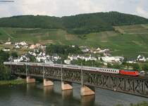 181 214-8 mit dem IC 432 nach Luxemburg auf der Moselbr�cke in Bullay 30.7.08