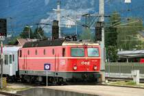 Eine der wenigen Verbliebenen in jaffa-orange: 1044 094-1 zieht einen REX (RegionalEXpress) nach W�rgl Hbf, zur Weiterfahrt nach Innsbruck. (05.08.2008)