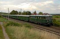 Eigentlich sollte die 1189.002 den Sonderzug von Wien nach Pfaffst�tten bespannen, zum Einsatz kam leider nur die 4061.13 und das Wetter war auch eher bescheiden. Das Foto entstand am 10.08.2008 kurz nach dem Busserltunnel an der S�dbahn.