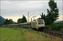 ES64U2-017 legt sich mit dem 47892, von Linz Stahlwerke nach L�rruns, bei Oberaudorf in die Kurve. (04.07.2008)
