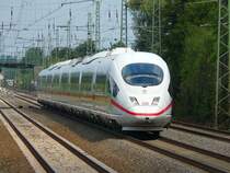 Das Aush�ngeschild der Bahn rauscht durch Angermund. Das Bild stammt vom 09.08.2008