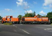 Diese interessante Doppeltraktion passiert einen Bahn�bergang bei Kamp-Lintfort. Das Bild stammt vom 09.08.2008 