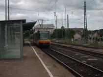 Am 08.08.08 steht eine Karlsruher Stadtbahn am Bahnhof Bietigheim-Bissingen. Auf Grund einer St�rung zwischen Remchingen (Wilferdingen-Singen) und Bilfingen hatte meine Stadtbahn, die Urspr�nglich nach M�hlacker fahren sollte, 30min Versp�tung und endete prompt am Pforzheimer Hbf. Dort wartete ich auf die etwa 5min versp�tete Stadtbahn nach Bietigheim.