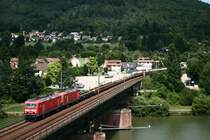 Am 25. Juli 2008 bespannen 143 801 und 143 645 den �ber 800 Minuten versp�teten DBV 95429 von G�ppingen nach Waren (M�ritz). Kurz vor 15 Uhr �berqueren sie gerade bei Neckargem�nd Altstadt den Neckar.