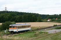 Am tr�ben 8. Juli 2008 f�hrt der 1969 gebaute MAN VT 9 der SWEG Waibstadt als SWE 70773 von Neckarbischofsheim Nord nach H�ffenhardt. Der Zug hat vor wenigen Minuten den Startbahnhof verlassen und strebt nun seinem ersten Halt, Neckarbischofsheim Stadt, entgegen.