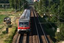 Mit 200mm Brennweite entstand diese Aufnahme, welche eine Regionalbahn von Frankfurt nach Heidelberg zeigt. Der n�chste Halt des Zuges ist der Bahnhof von Gro�sachsen-Heddesheim. Schublok des Zuges war eine unbekannte Lok der Baureihe 111.