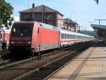 101 007-3 steht um 9:40 Uhr in Singen mit ihrem IC 2186. In 12 Stunden wird er Stralsund erreichen.
