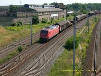 145 048 f�hrt einen G�terzug am 07.08.08 durch Bitterfeld.