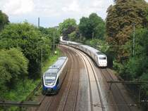 ICE 559\549 nach Berlin Ostbahnhof, kurz vor der Einfahrt des Bielefelder Hauptbahnhof und NWB81621 nach Halle (Westf), kurz nach der Ausfahrt aus dem Bielefelder Hauptbahnhof.
04.08.08