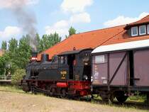 Dampflok  KAROLINE  abfahrbereit mit ihrem Museumszug nach Bergedorf-S�d; der hinter der Lok laufende G�terwagen dient der Bef�rderung von Fahrr�dern - Geesthacht, 08.06.2003
