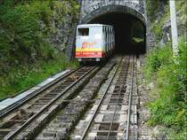 . Auf der Strecke der Standseilbahn Niesen gibt es zahlreiche Tunnel und Galerien. Am 29.07.08 begegnet uns der Gegenzug in der Mitte des ersten Teilst�cks. (Hans)