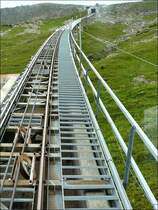 . Hier sieht man die 1. Sektion der Standseilbahn Niesen. Dieses Teilst�ck hat eine L�nge von 2100 Meter, eine minimale Steigung von 15% und eine maximale Steigung von 66%. Die Fahrzeit dauert 14 Minuten. 29.07.08 (Hans)