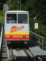 . In M�lenen im Kandertal (693 m) ist der Ausgangspunkt der Standseilbahn zum Niesen-Kulm (2362 m). Diese Standseilbahn besteht aus 2 Sektionen und hat eine Gesamtl�nge von 3500 Meter. Die Gesamtfahrzeit betr�gt 26 Minuten. Hier kommt der Wagen N�1 in M�lenen an, um die n�chsten Fahrg�ste nach oben zu transportieren. 29.07.08 (Hans) 