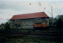 Das ehmalige Fahrdienstleiterstellwerk B2 vom Rostocker G�terbahnhof im April 1997