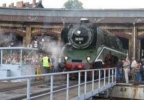 18 201 f�hrt in den Lokschuppen, Herbst 2006