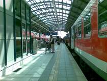 Halle (Saale) Hbf - Bahnsteig 9/10 mit der RB aus Eisenach am Gleis 9 am rechten Bildrand