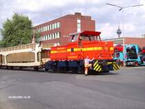 Die Kleine Lok der NE zieht ein leeren Autotransportzug aus den Hafen in D�sseldorf.02.08.06