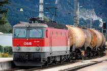 1144 226-6 m�ht sich vor einem schweren Kesselwagenzug. Aus Richtung Innsbruck kommend, hier bei der Durchfahrt Gleis 1, W�rgl Hbf, Fahrtrichtung Kufstein. (05.08.2008) 