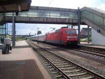 Lok 101-017-2 f�hrt mit ihrem IC am 08.08.08 in den Bahhof Emden ein und dan nach kurzem Halt weiter nach Norddeich Mole zu fahren
