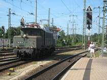194 051-9 beim umsetzen in Singen (Htw) am 10. August 2008.