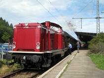 212 084-8 steht mit ihrem Sonderzug in Titisee (Der Dampf kommt von 64 419 die Zuglok war). 10. August 2008.