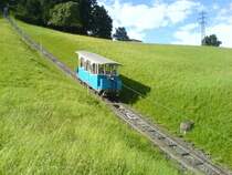 Die Sonnenbergbahn Kriens auf der Talfahrt kurz nach der Bergstation. Im Hintergrung beginnt sich langsam ein Gewitter zusammenzubrauen. 