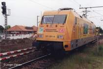 E 101 001-6 mit Werbung  Fussball WM 2006  beim umsetzen in Itzehoe (Mai 2000)