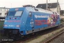 E 101 065-1 mit Werbung  macrolon  wartet in Itzehoe auf ihren n�chsten Einsatz (April 2001)