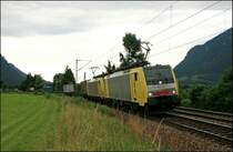 E189 915RT und eine Schwesterlok schleppen bei Oberaudorf einen Kombizug von M�nchen nach Italien. (04.07.2008)
