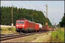 Die 189 049 ist mit einem G�terzug in Richtung S�den unterwegs. Aufgenommen im Juli 2008 bei Beimerstetten.