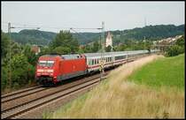 Die 101 009 zieht einen InterCity in Richtung M�nchen. Aufgenommen im Juli 2008 in Urspring.