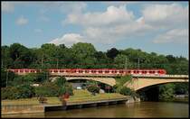Eine S-Bahn der S-Bahn Stuttgart ist unterwegs nach Plochingen. Aufgenommen bei Bad-Cannstatt im August 2008.
