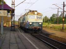 Eine ET40 f�hrt im August 2008 in den Bahnhof Rudziniec ein