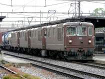 bls - G�terzug mit den Lok`s Re 4/4 180 + Re 4/4 179 + Re 4/4 190 + Re 4/4 177 im Bahnhof von Thun am 24.05.2008