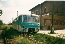 Brandenburgische Nebenbahnidylle in der Schorfheide.Der Ferkeltaxe 772 126 kommt im August 1998 ohne Beiwagen von Basdorf in den kleinen Bahnhof Gro� Sch�nebeck