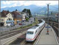 Einfahrt eines ICE in den Bahnhof von Spiez aus Richtung Interlaken kommend nach Berlin Ostbahnhof am 23.07.2008. 