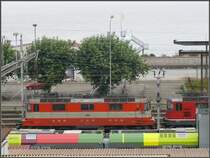 Re 4/4 II 11109 hinter einem neuen Flirt f�rs S�dtirol und vor dem Bodensee in Rorschach. (16.08.2008)