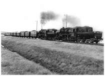 Sonderzug mit zwei BR 52 zwischen Beeskow und L�bben Hp.
SW-Foto um 1988